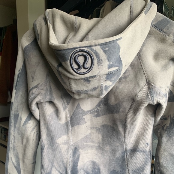 Lululemon sweater, size 2 - Picture 2 of 3